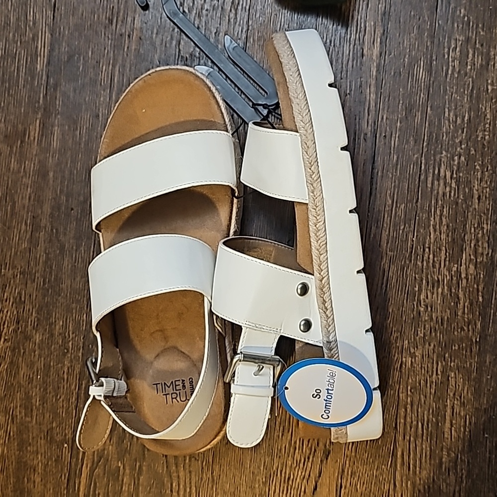 Time and Tru Comfort Flatform Memory foam footbed Sandals White 9W Wide New - Picture 1 of 7
